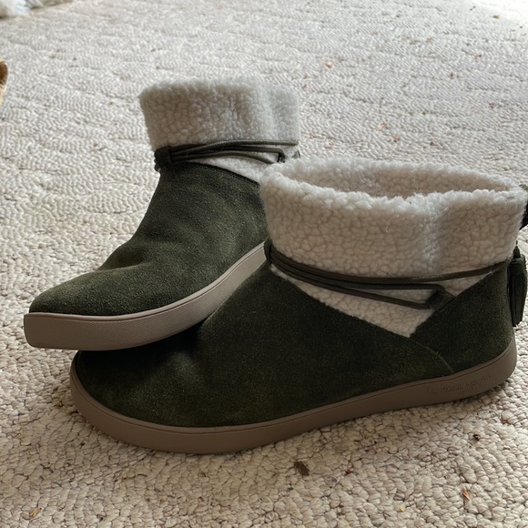 Koolaburra by Ugg short boots. Army green with white shearling tops & interior - Picture 2 of 7